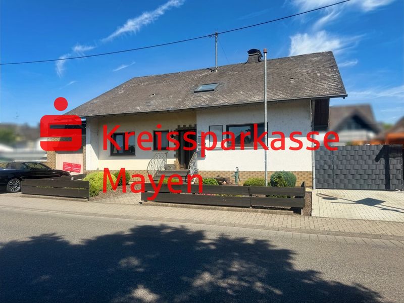 Großzügiges Einfamilienhaus mit Einliegerwohnung, Garten und Terrasse